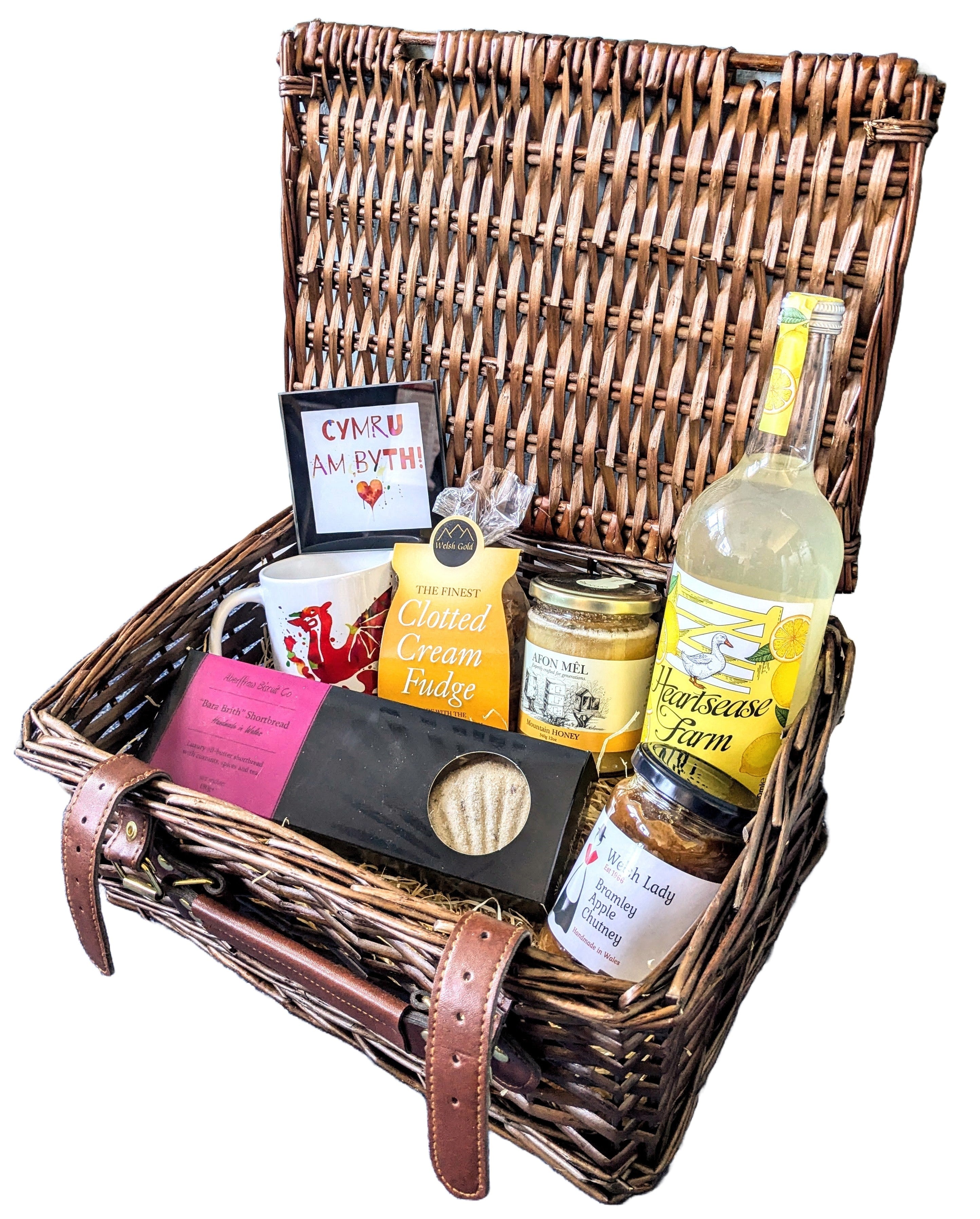 Hamper Cymreig - Bara Byr, Cyffug, Mêl, Siytni, Lemonêd a Set Mwg a Mater