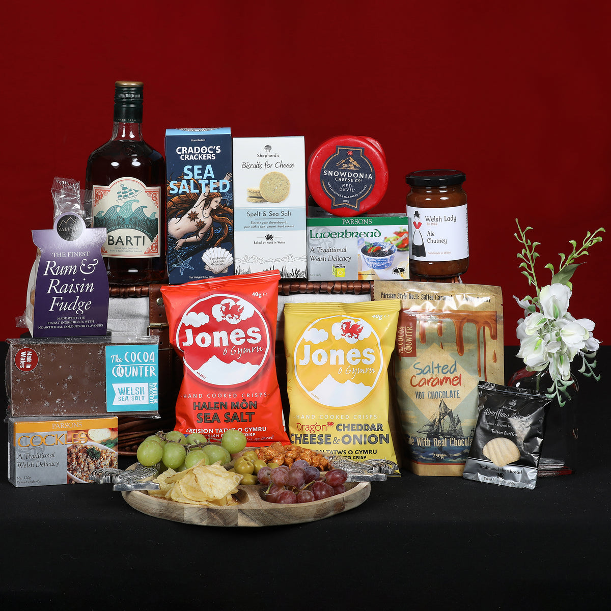 Hamper Cymreig - Set Anrhegion Bwyd a Diod Hamper Rym Barti Du