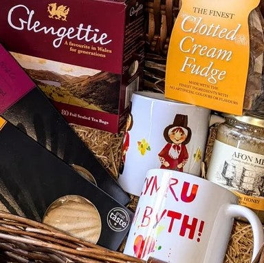 Hamper Amser Te Cymreig - gyda Bagiau Te, Mygiau, Bara Byr, Cyffug a Mêl