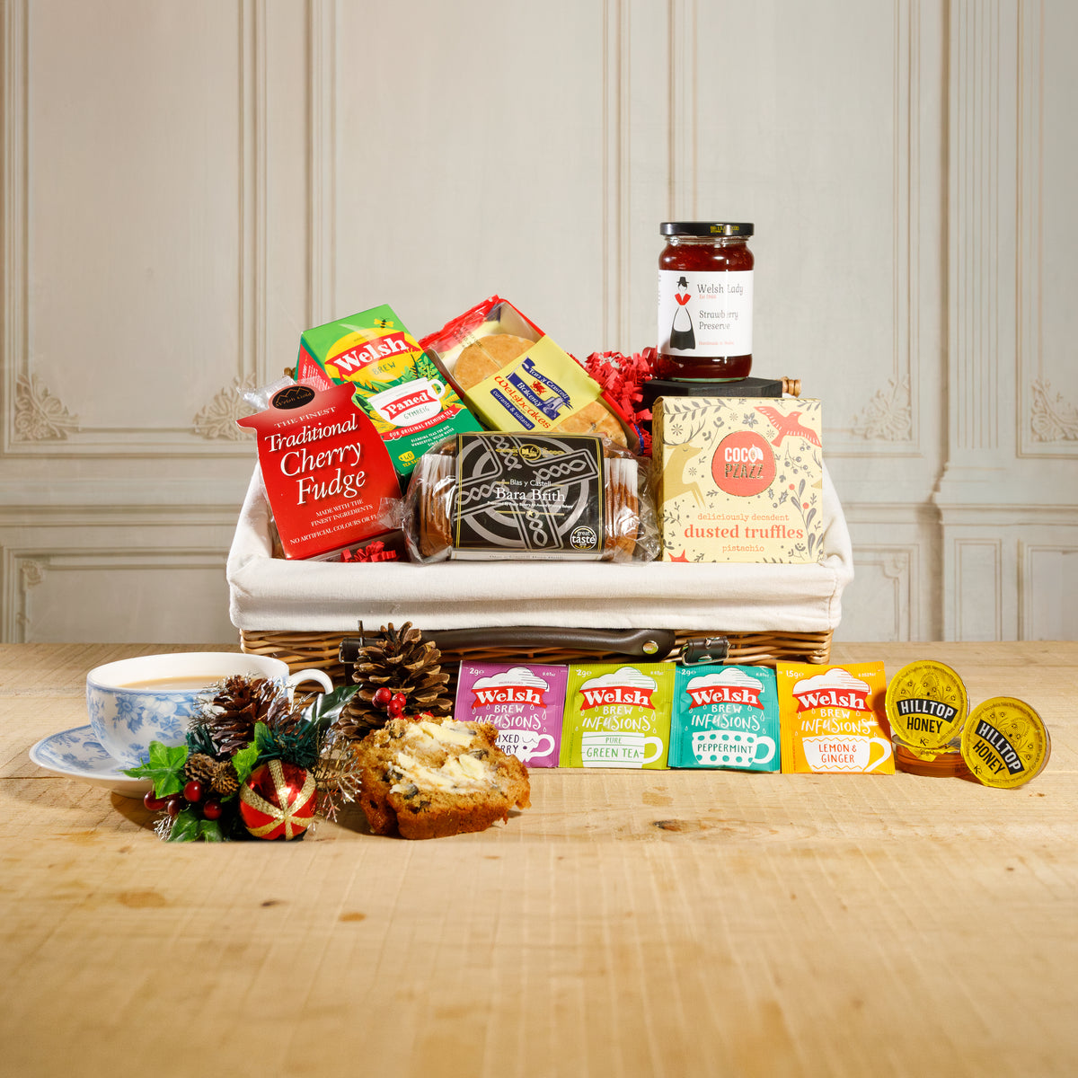 Hamper Nadolig Cymru - Set Anrhegion Bwyd a Diod Hamper Bara Brith a Chacen Gymreig Nadolig