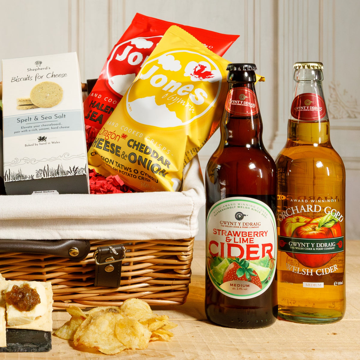 Hamper Caws a Seidr Cymreig - Set Anrhegion Bwyd a Diod Hamper Caws a Seidr Moethus