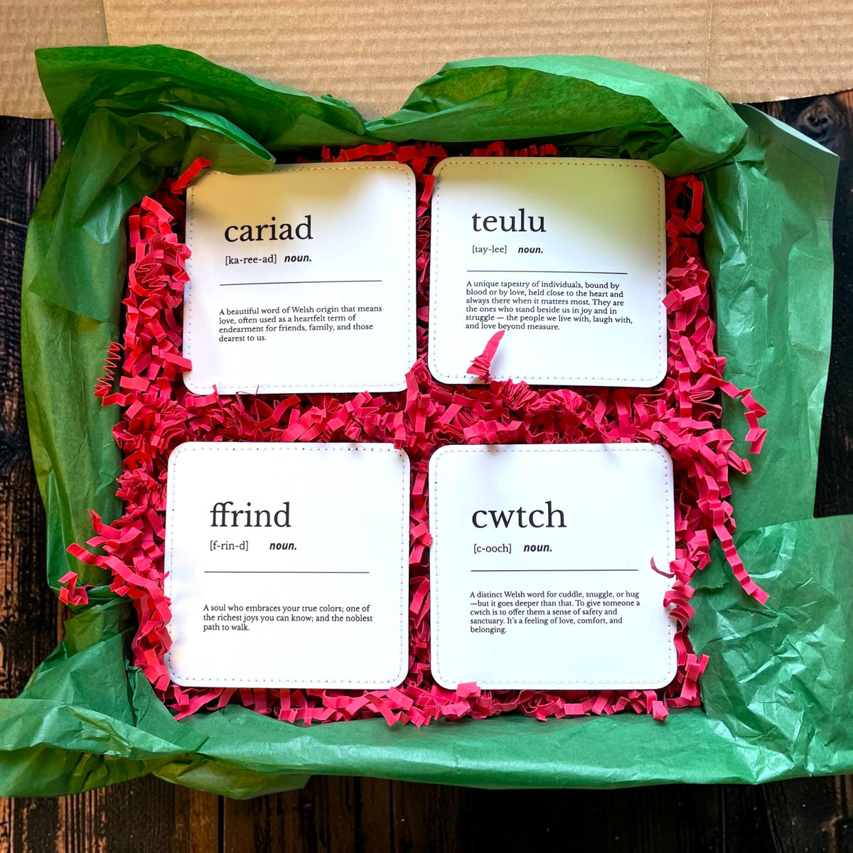 Set Anrheg Mygiau a Choster Disgrifiadol Enwau Cymraeg
