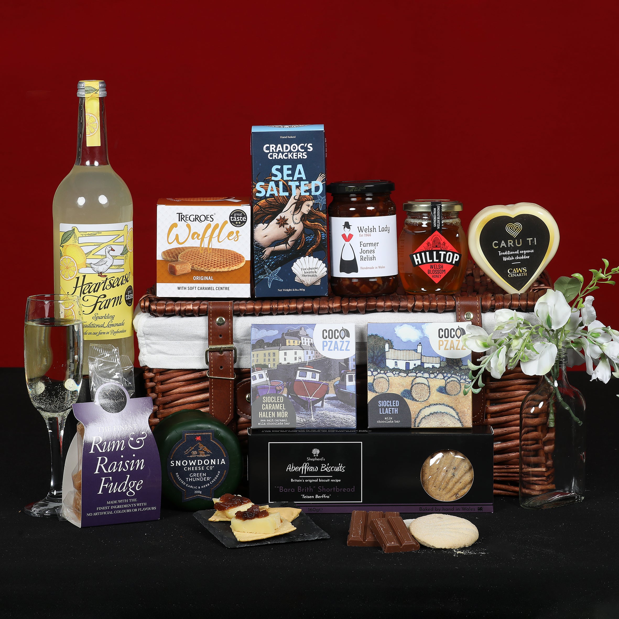 Hamper Cymreig - Set Anrhegion Hamper Bwyd a Diod Blas Cymru