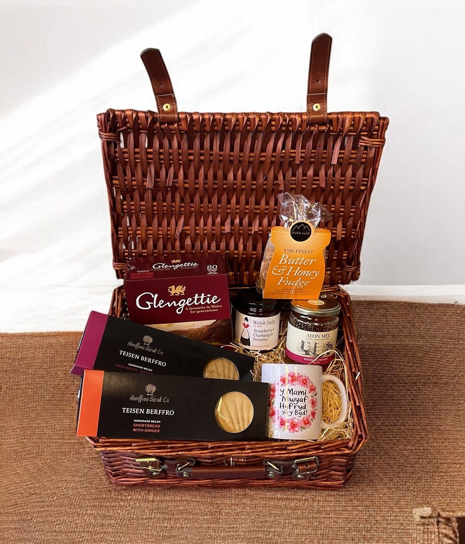 Wonderful Mam Welsh Delights Hamper - Cymraeg Iaith